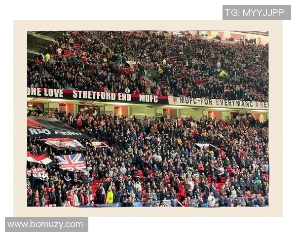 欧冠赛场惊现奇葩瞬间球迷冲入场内强抢C罗球衣